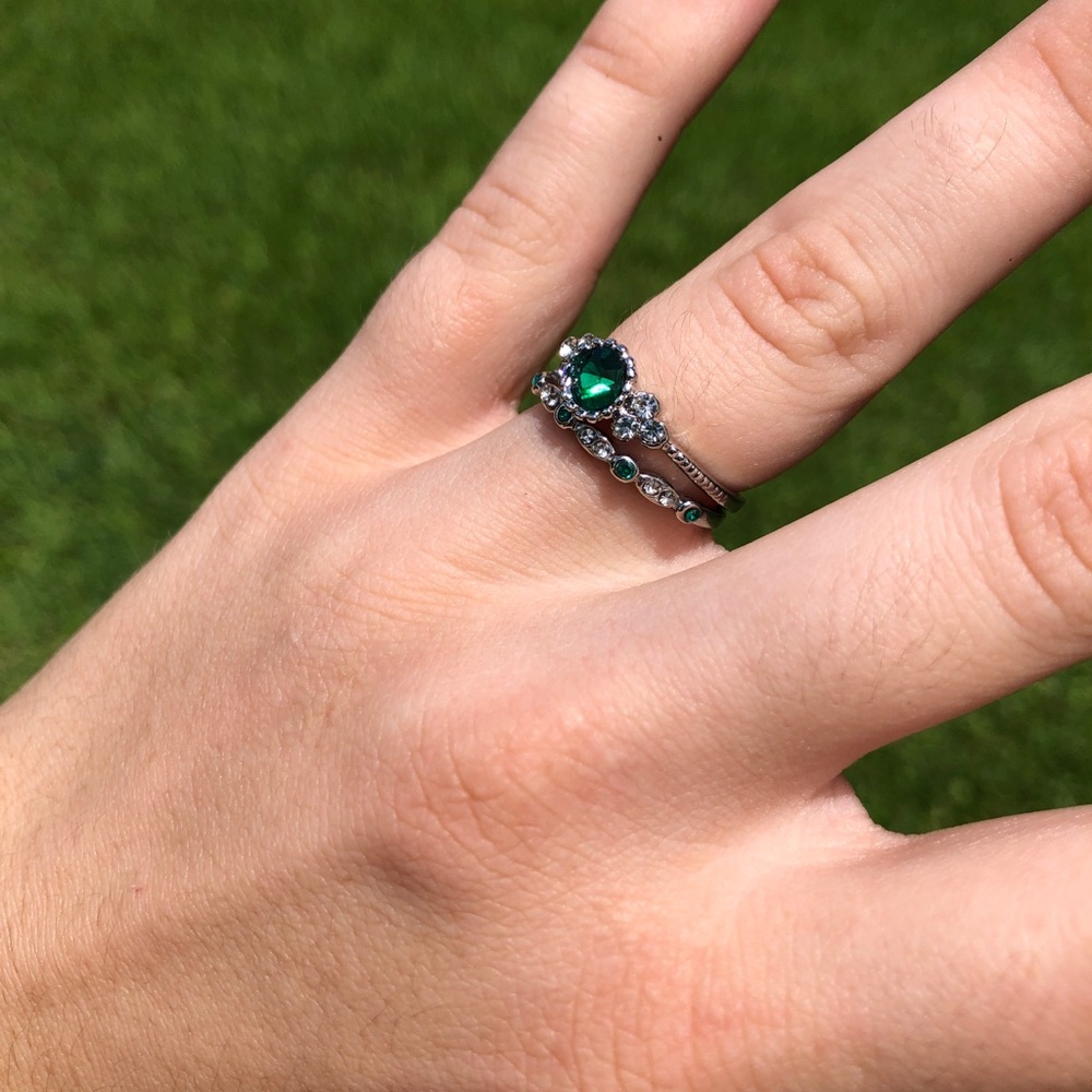 Fashionably 2pc Silver and emerald ring - Picture 2 of 4